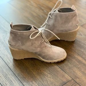 Bass wedge shoe like new